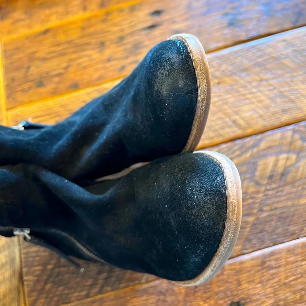 Cute booties with fun zipper detail!
